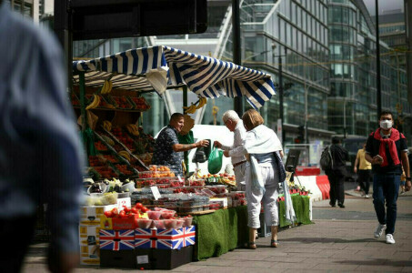 UK retail sales drop on weaker online shopping: data