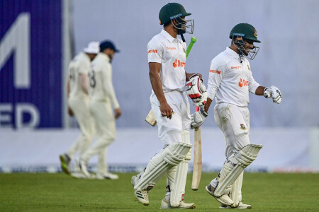 Bangladesh claw their way back after Iyer and Pant offensive