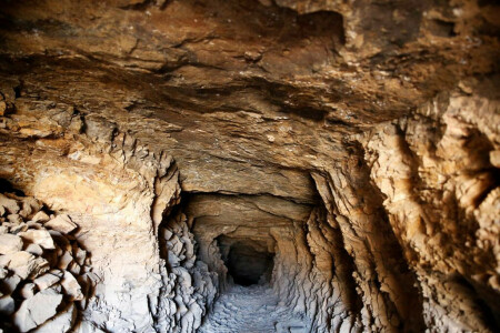 Eighteen trapped in Xinjiang gold mine collapse