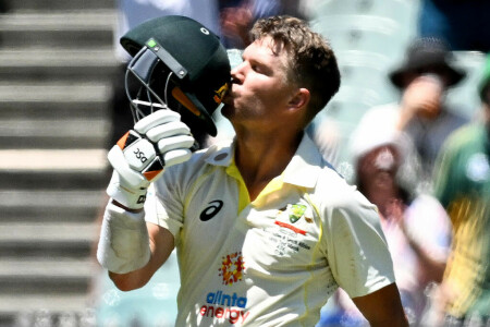 Warner retires in pain after making 200 in 100th Test as South Africa struggle