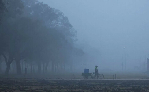 New Delhi fog disrupts air and rail travel