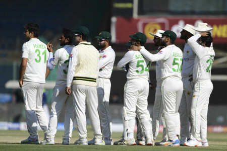 Haq anchors Pakistan after New Zealand pile on 449 in second Test