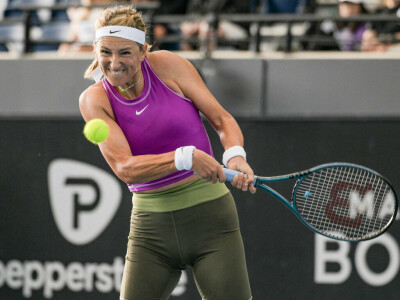 Azarenka digs deep to beat Kalinina in Adelaide