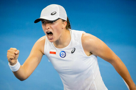 Swiatek wins to keep Poland&rsquo;s United Cup hopes alive