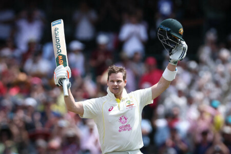 Smith joins Khawaja with century, Australia 394-4