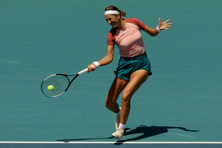 Azarenka rolls into Adelaide quarter-finals with win over Zheng