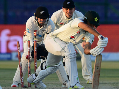 Disaster for Pakistan chasing New Zealand&rsquo;s 319-run target