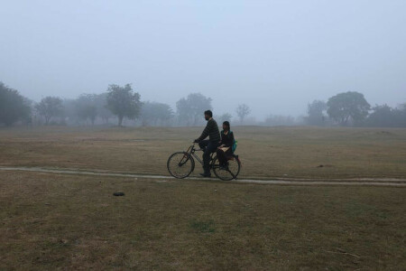 Delhi fog delays flights, cold wave closes schools