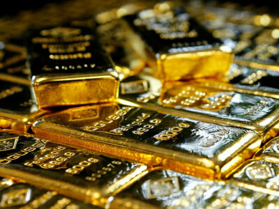 Gold set for weekly gain on smaller US rate-hike bets