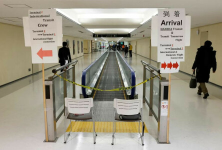 Chinese city-dwellers head to hometowns as holidays raise COVID stakes