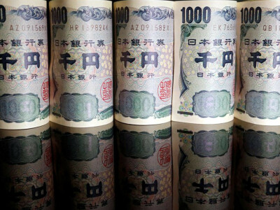 Yen sinks after BOJ sticks to ultra-easy policy Yen sinks after BOJ sticks to ultra-easy policy