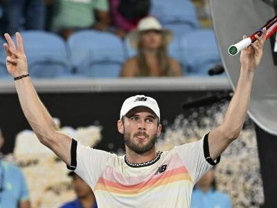 Paul wins Australian Open &lsquo;war&rsquo; to set up all-American quarter