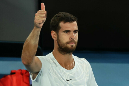 Khachanov into Australian Open semi-finals after Korda retires
