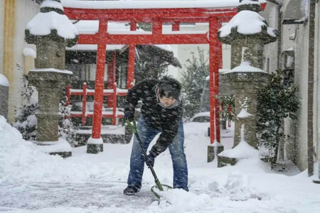Heavy snow, deep cold halts transport across Japan, at least one dead