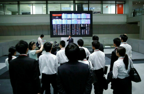Tokyo stocks close lower ahead of earnings, US data