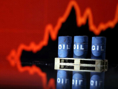 Oil slips as rate hikes loom and Russian flows stay strong
