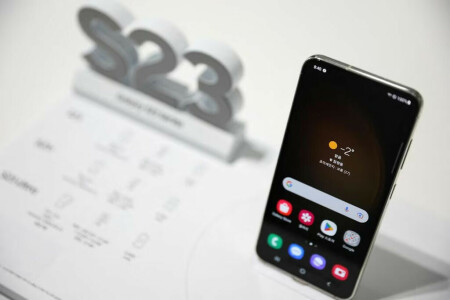 Samsung&rsquo;s newest Galaxy S smartphones a test of brand power in weak market