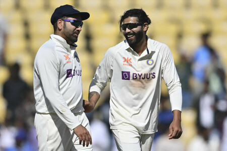 Jadeja bags 5-47 as India dominate Australia in Test opener