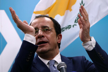 Cyprus rivals woo swing voters in presidential run-off