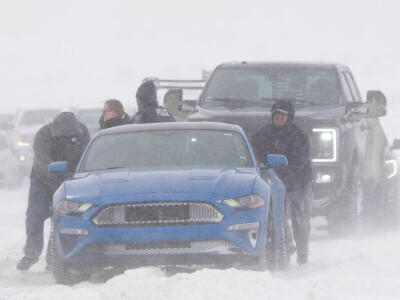 Heavy snow snarls travel as winter storms hit US