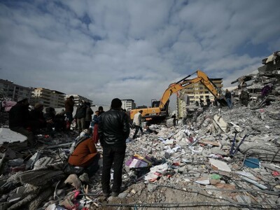 Qatar&rsquo;s emir criticises delay in aid to earthquake victims in Syria