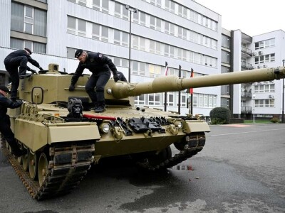 Poland says latest 10 Leopard tanks delivered to Ukraine