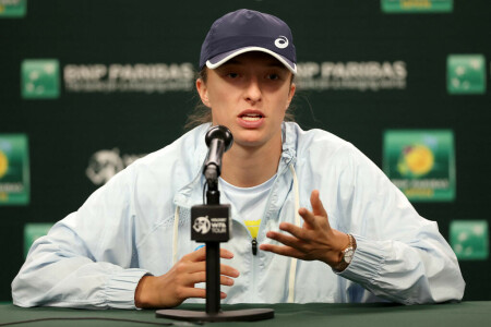 Defending champ Swiatek races into Indian Wells 3rd round, Fritz fights through