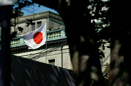 Japan&rsquo;s 10-year yield tracks US yields lower on banking crisis fears