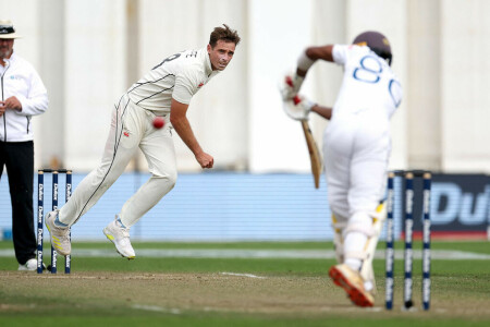 Sri Lanka follow-on after swift collapse in second New Zealand Test