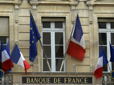 French banks stable, Credit Suisse takeover deal welcome