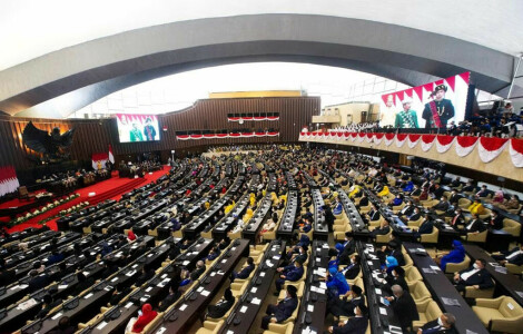 Indonesia&rsquo;s parliament passes controversial jobs decree into law