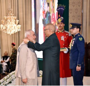 President Alvi confers civil awards upon Pakistani, foreign nationals