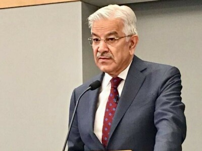 Imran &lsquo;flirting&rsquo; with US after accusing it of conspiring against him: Khawaja Asif