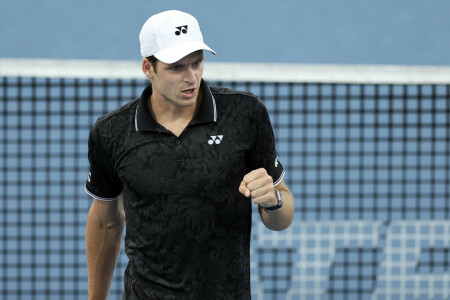 Hurkacz beats Kokkinakis in epic, Medvedev cruises through