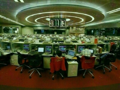 Hong Kong stocks close lower