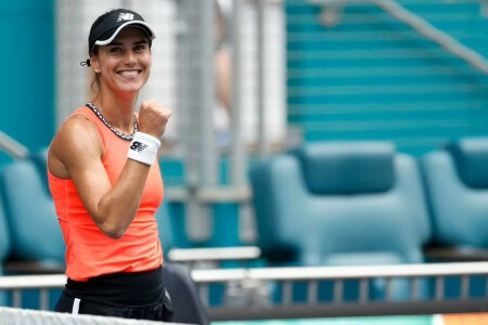 Cirstea stuns Sabalenka to reach Miami Open semi-final