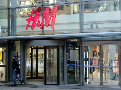 H&M beats expectations by staying in the black