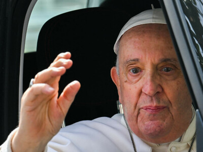 Pope Francis leaves hospital, saying &lsquo;I&rsquo;m still alive&rsquo;