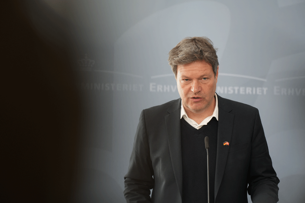 German economy minister in surprise visit to Kyiv