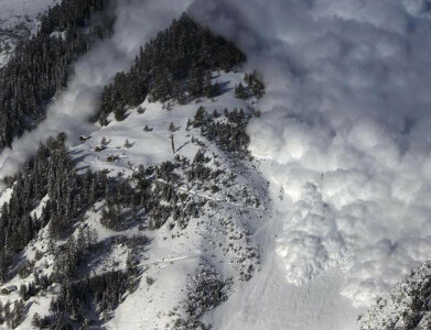India avalanche kills six, injures 30 and traps many more