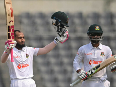Mushfiqur ton, bowling attack gives Bangladesh edge in Ireland Test
