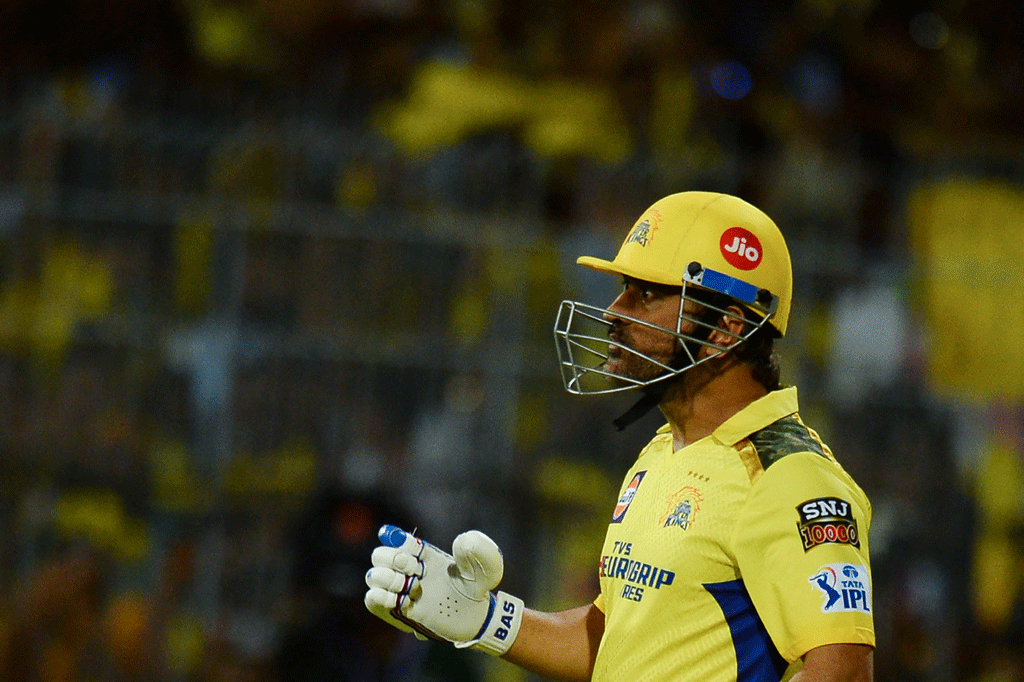 Dhoni hampered by knee injury, says Fleming