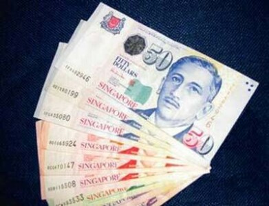 Asia FX gains, Singapore dollar dips after central bank&rsquo;s surprise hold