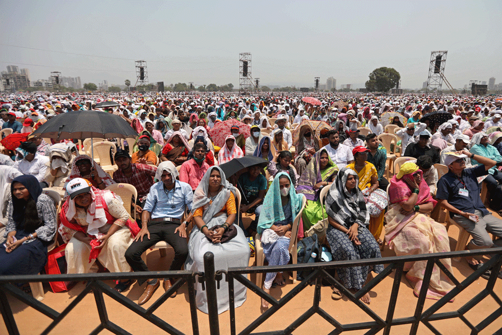 Eleven people die of sunstroke near Mumbai after open-air award function