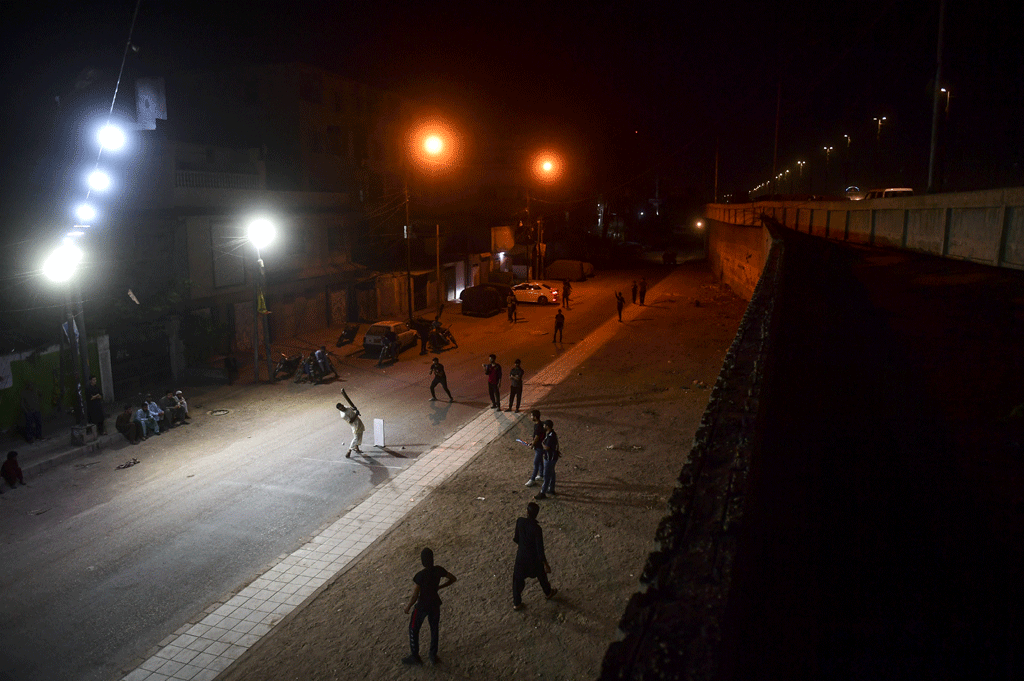 Pakistan street cricket comes to life after dark during Ramadan