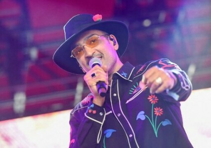 Ali Sethi&rsquo;s infectious hit &lsquo;Pasoori&rsquo; reverberates from Pakistan to Coachella