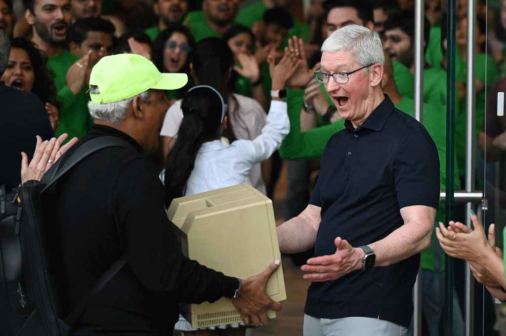 Apple craze draws long queues at opening of first India store