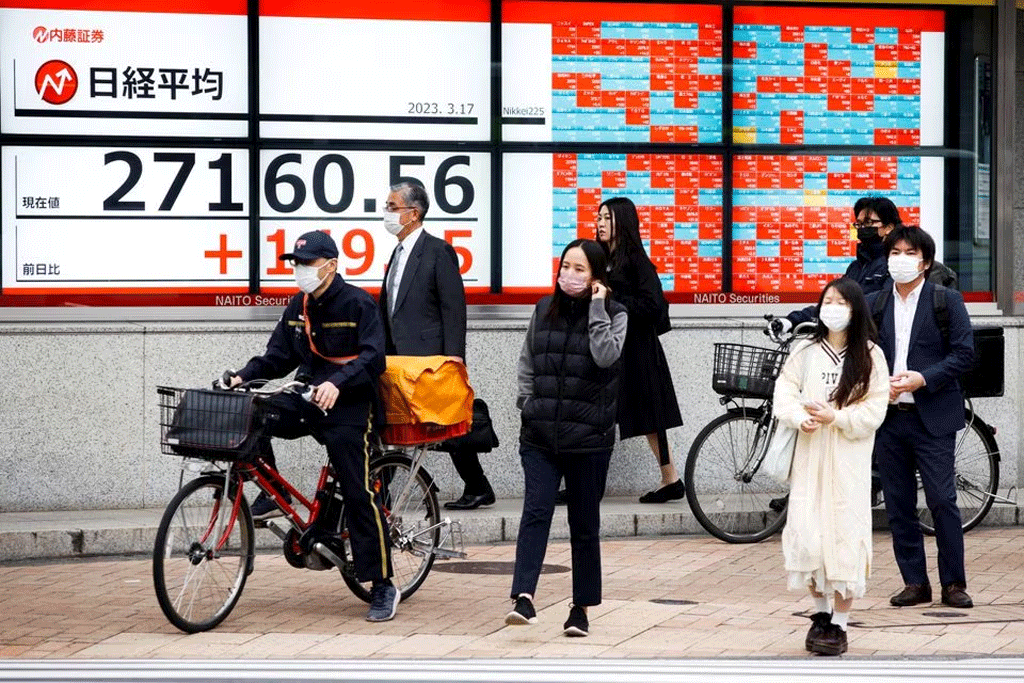 Stocks on edge as traders wait on central bankers
