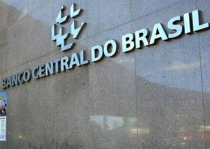 Brazil central bank holds interest rate at 13.75%