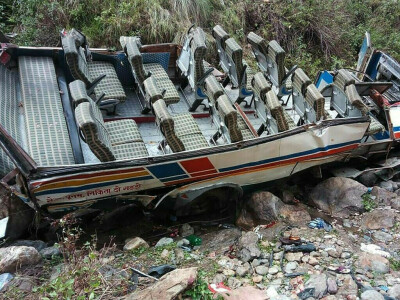 India bus crash kills 15, injures dozens